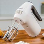 Oster FPSTHM3532 350W Batidora de Mano 6 Velocidades Función Turbo Accesorios Incluidos Blanco