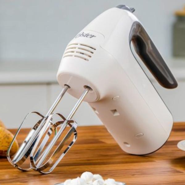 Oster FPSTHM3532 350W Batidora de Mano 6 Velocidades Función Turbo Accesorios Incluidos Blanco